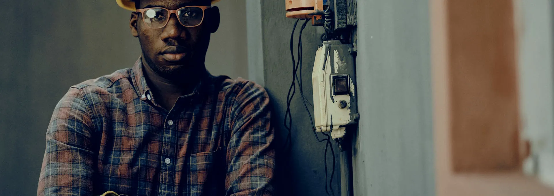 Elektriker bei der Prüfung