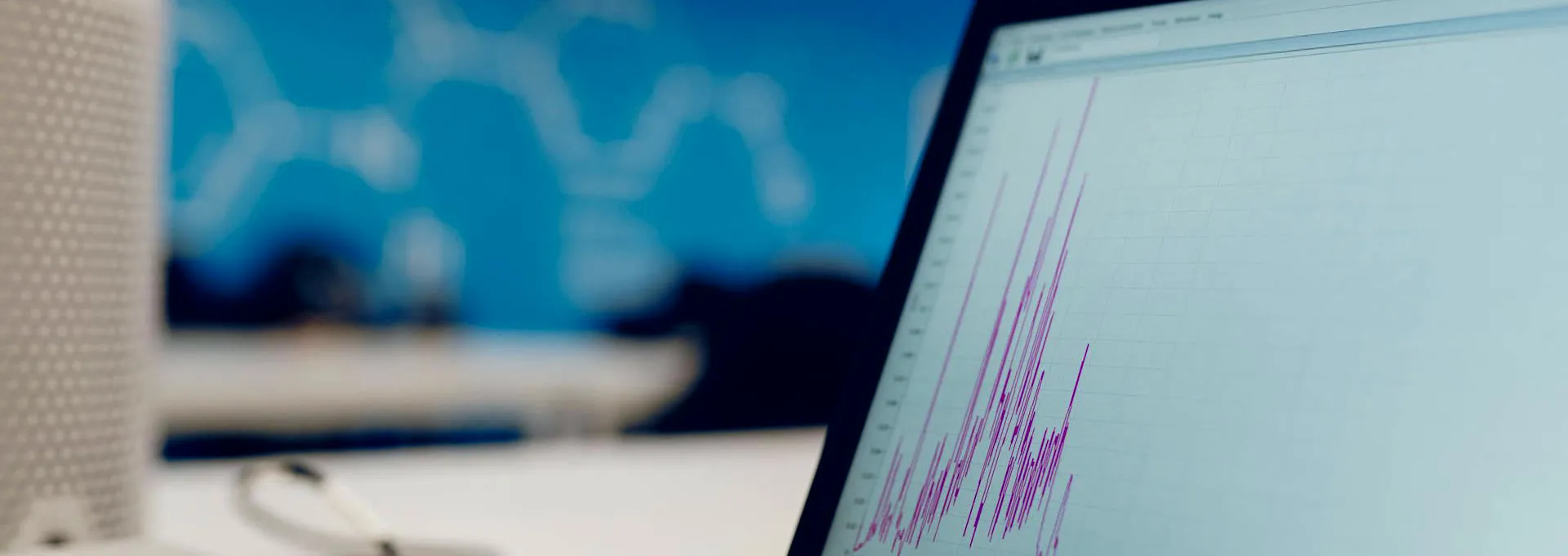 Laptop mit digitalem Monitoring-Dashboard für Gebäudetechnik