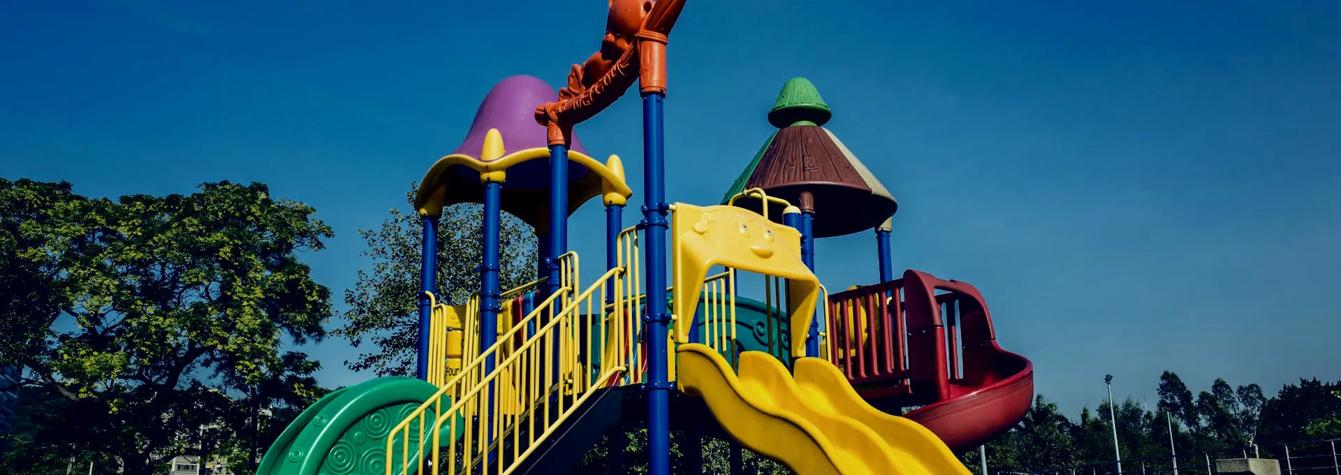 Bunter Spielplatz mit Rutsche